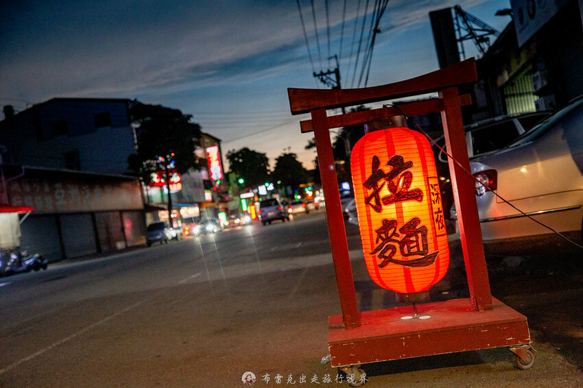 越晚人越多的深夜拉麵店，大推沒在滿滿都是肉的牛小排拉麵，都是現點現炙燒｜布雷克出走旅行視界