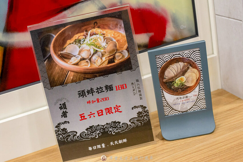 越晚人越多的深夜拉麵店，大推沒在滿滿都是肉的牛小排拉麵，都是現點現炙燒｜布雷克出走旅行視界