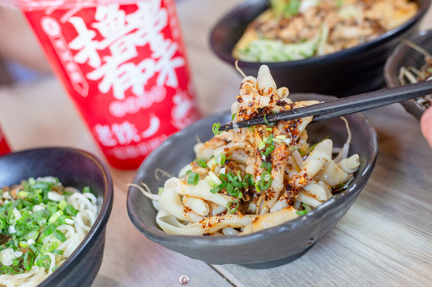 新登場！別地方吃不到的街邊川味，燃麵也太好吃了啊！配上擼串真的很無敵｜布雷克出走旅行視界