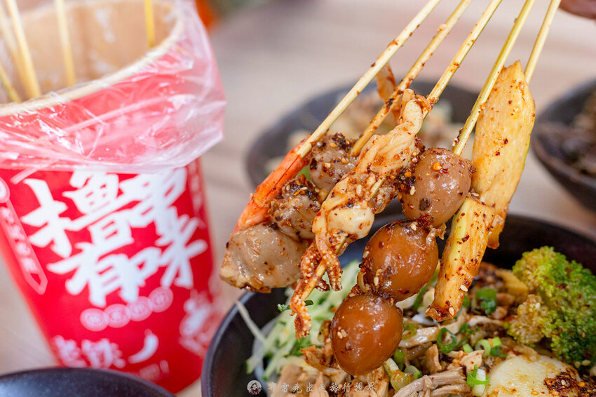 新登場！別地方吃不到的街邊川味，燃麵也太好吃了啊！配上擼串真的很無敵｜布雷克出走旅行視界