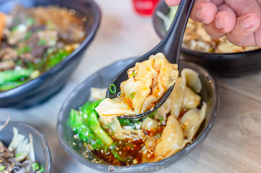 新登場！別地方吃不到的街邊川味，燃麵也太好吃了啊！配上擼串真的很無敵｜布雷克出走旅行視界