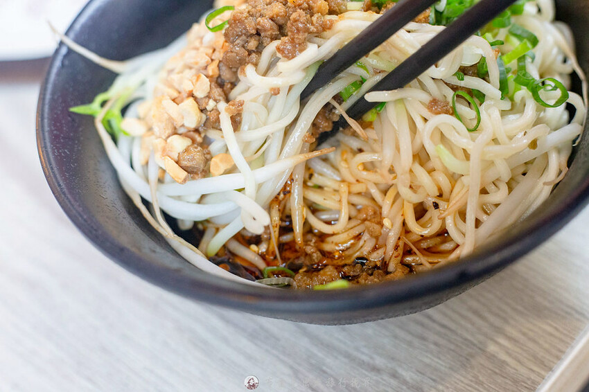 新登場！別地方吃不到的街邊川味，燃麵也太好吃了啊！配上擼串真的很無敵｜布雷克出走旅行視界