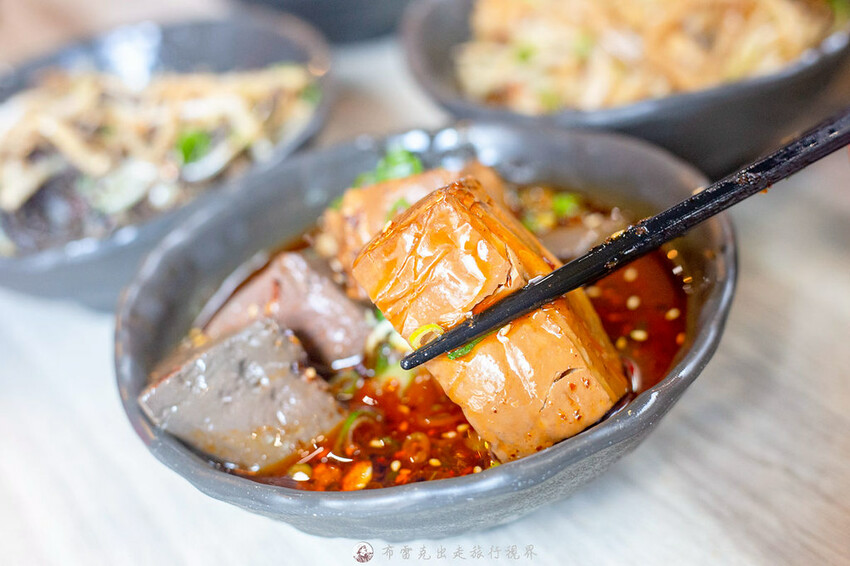 新登場！別地方吃不到的街邊川味，燃麵也太好吃了啊！配上擼串真的很無敵｜布雷克出走旅行視界