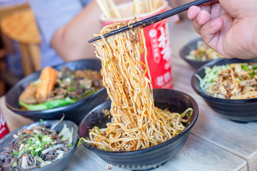 新登場！別地方吃不到的街邊川味，燃麵也太好吃了啊！配上擼串真的很無敵｜布雷克出走旅行視界