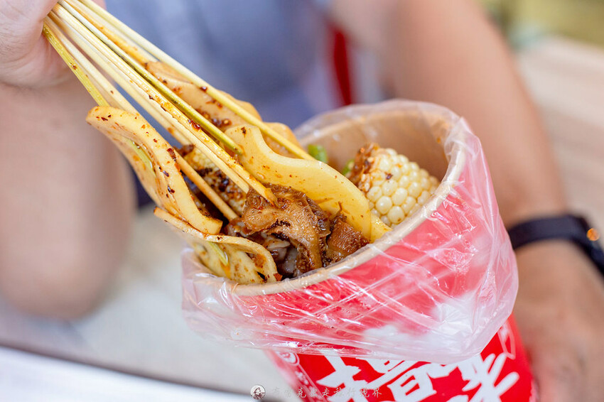 新登場！別地方吃不到的街邊川味，燃麵也太好吃了啊！配上擼串真的很無敵｜布雷克出走旅行視界