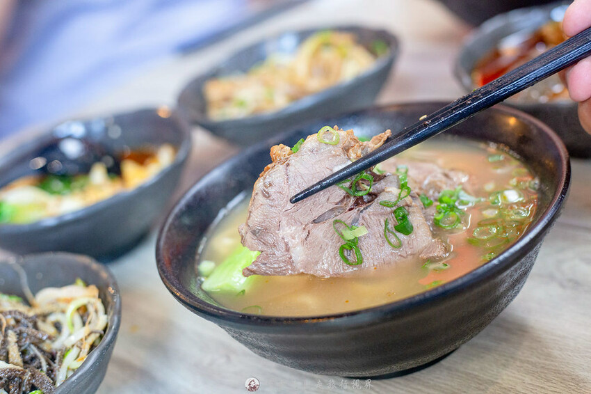 新登場！別地方吃不到的街邊川味，燃麵也太好吃了啊！配上擼串真的很無敵｜布雷克出走旅行視界