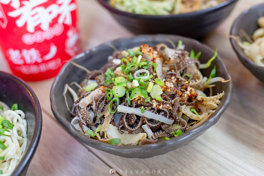 新登場！別地方吃不到的街邊川味，燃麵也太好吃了啊！配上擼串真的很無敵｜布雷克出走旅行視界