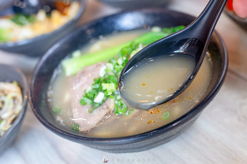 新登場！別地方吃不到的街邊川味，燃麵也太好吃了啊！配上擼串真的很無敵｜布雷克出走旅行視界