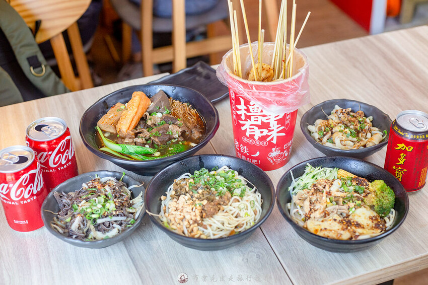 新登場！別地方吃不到的街邊川味，燃麵也太好吃了啊！配上擼串真的很無敵｜布雷克出走旅行視界