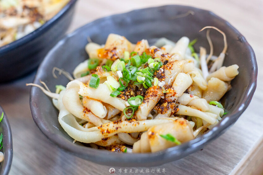 新登場！別地方吃不到的街邊川味，燃麵也太好吃了啊！配上擼串真的很無敵｜布雷克出走旅行視界