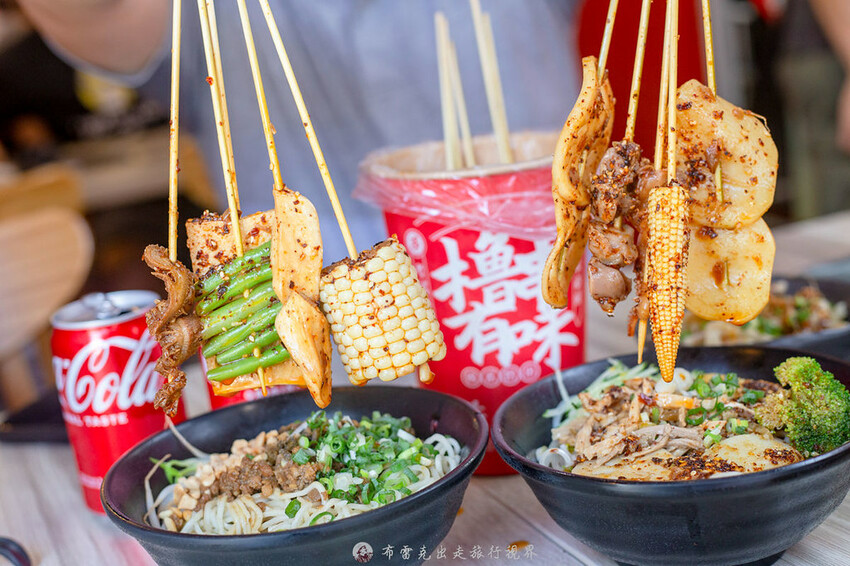 新登場！別地方吃不到的街邊川味，燃麵也太好吃了啊！配上擼串真的很無敵｜布雷克出走旅行視界