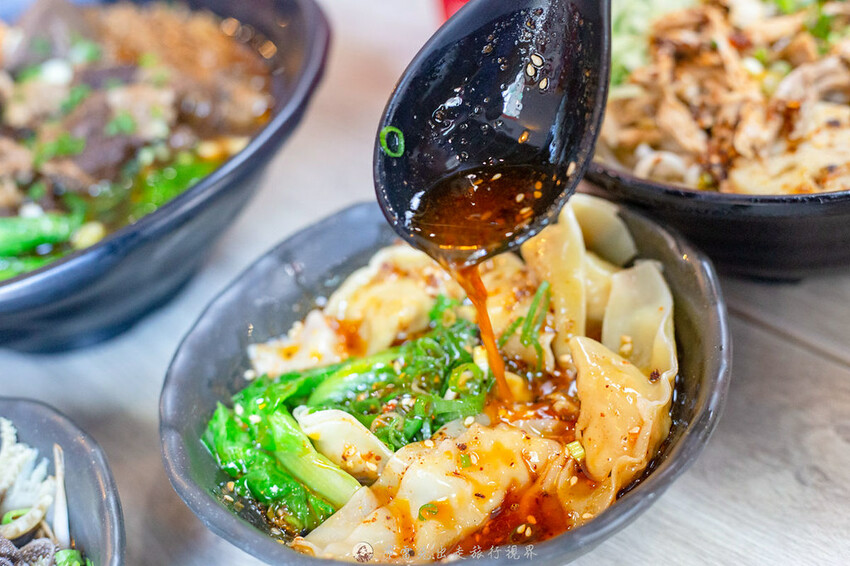 新登場！別地方吃不到的街邊川味，燃麵也太好吃了啊！配上擼串真的很無敵｜布雷克出走旅行視界