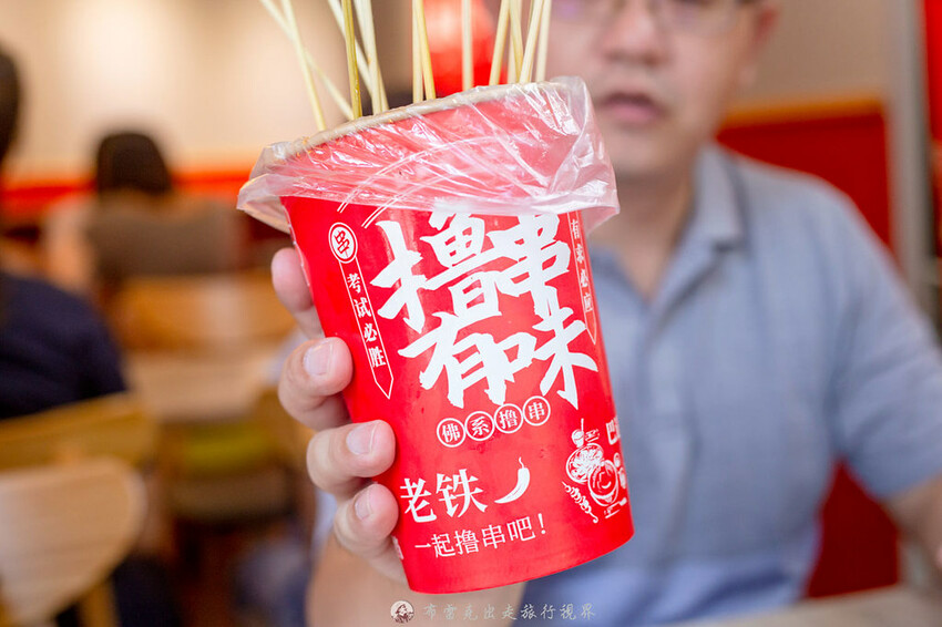 新登場！別地方吃不到的街邊川味，燃麵也太好吃了啊！配上擼串真的很無敵｜布雷克出走旅行視界