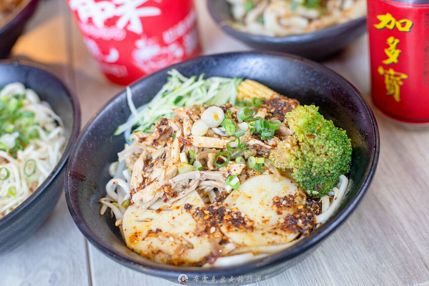 新登場！別地方吃不到的街邊川味，燃麵也太好吃了啊！配上擼串真的很無敵｜布雷克出走旅行視界