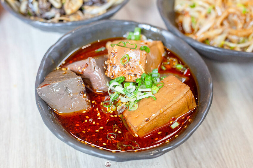 新登場！別地方吃不到的街邊川味，燃麵也太好吃了啊！配上擼串真的很無敵｜布雷克出走旅行視界