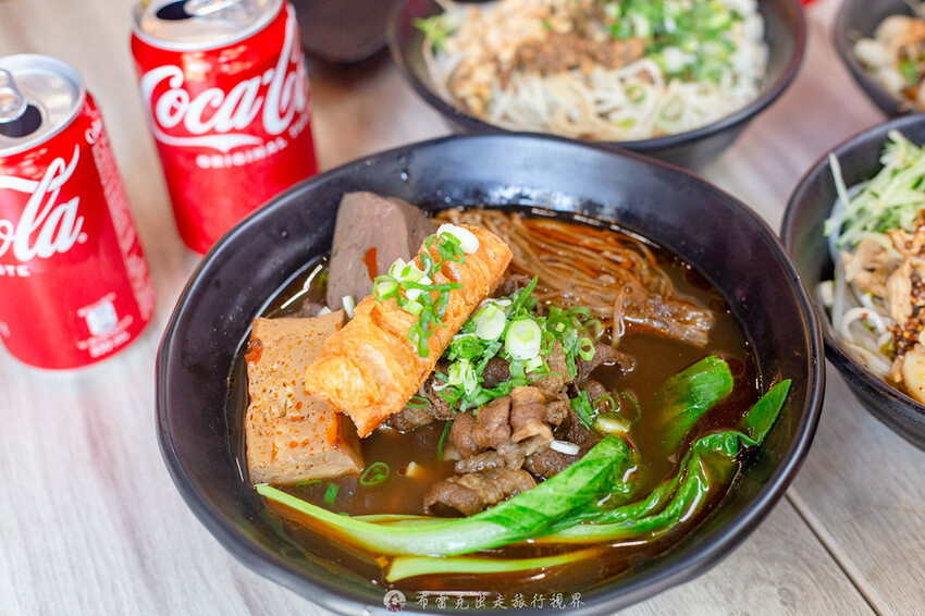 新登場！別地方吃不到的街邊川味，燃麵也太好吃了啊！配上擼串真的很無敵｜布雷克出走旅行視界