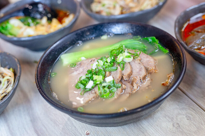 新登場！別地方吃不到的街邊川味，燃麵也太好吃了啊！配上擼串真的很無敵｜布雷克出走旅行視界