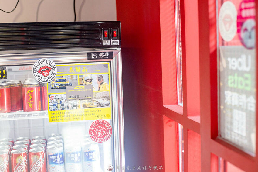 新登場！別地方吃不到的街邊川味，燃麵也太好吃了啊！配上擼串真的很無敵｜布雷克出走旅行視界