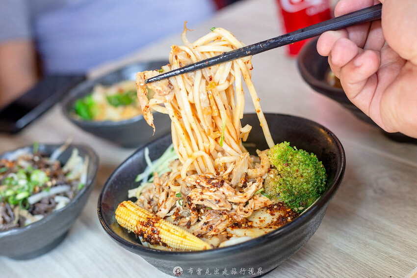 新登場！別地方吃不到的街邊川味，燃麵也太好吃了啊！配上擼串真的很無敵｜布雷克出走旅行視界