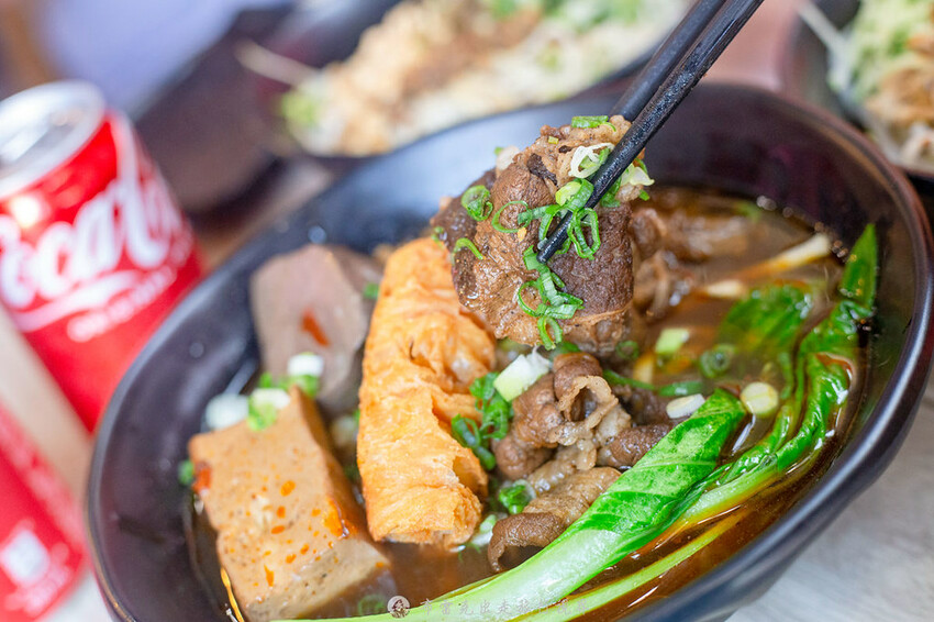 新登場！別地方吃不到的街邊川味，燃麵也太好吃了啊！配上擼串真的很無敵｜布雷克出走旅行視界