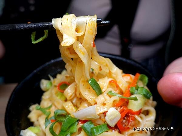 泰式酸辣麻辣寛麵-逸小鍋中壢健行店 (2).jpg