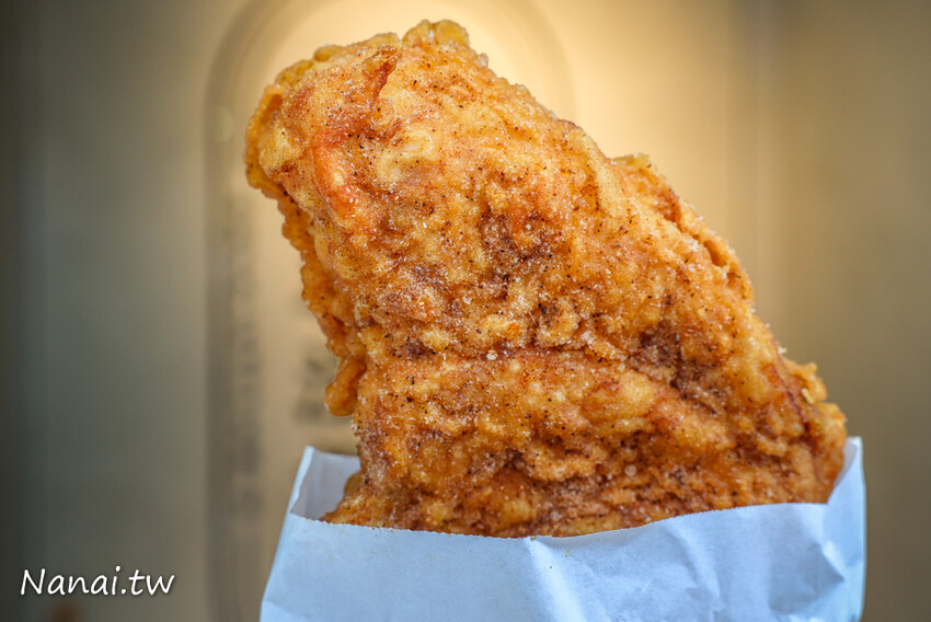 肉厚又多汁，咬下還會燙嘴！這家雞排還可選脆皮或傳統皮