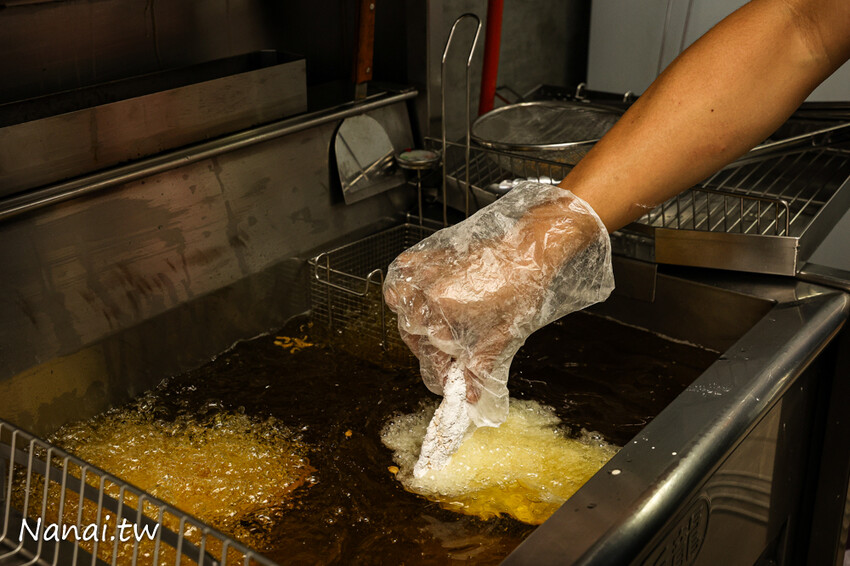 肉厚又多汁，咬下還會燙嘴！這家雞排還可選脆皮或傳統皮