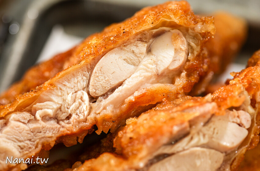 肉厚又多汁，咬下還會燙嘴！這家雞排還可選脆皮或傳統皮