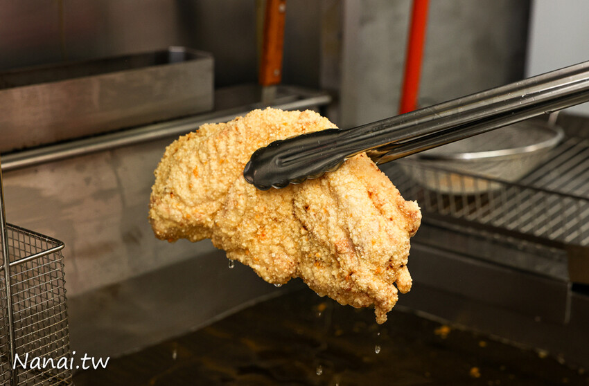 肉厚又多汁，咬下還會燙嘴！這家雞排還可選脆皮或傳統皮