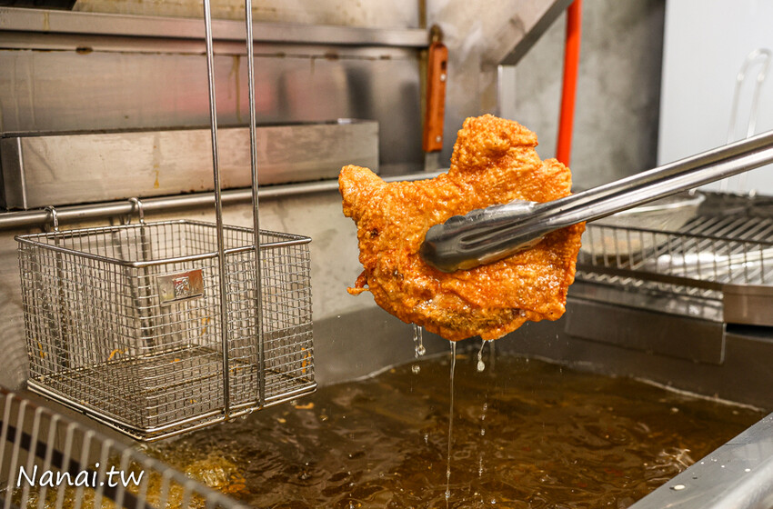肉厚又多汁，咬下還會燙嘴！這家雞排還可選脆皮或傳統皮