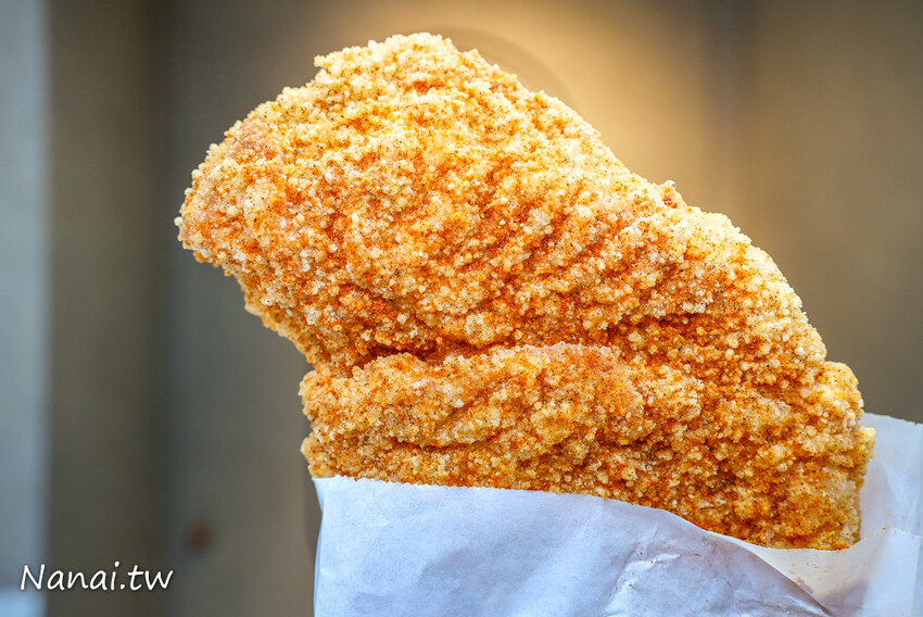 肉厚又多汁，咬下還會燙嘴！這家雞排還可選脆皮或傳統皮