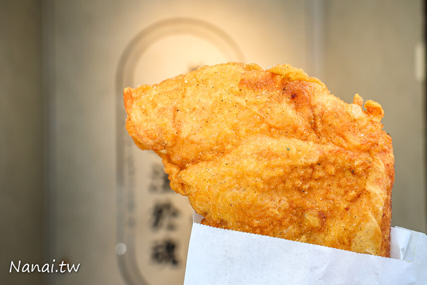 肉厚又多汁，咬下還會燙嘴！這家雞排還可選脆皮或傳統皮