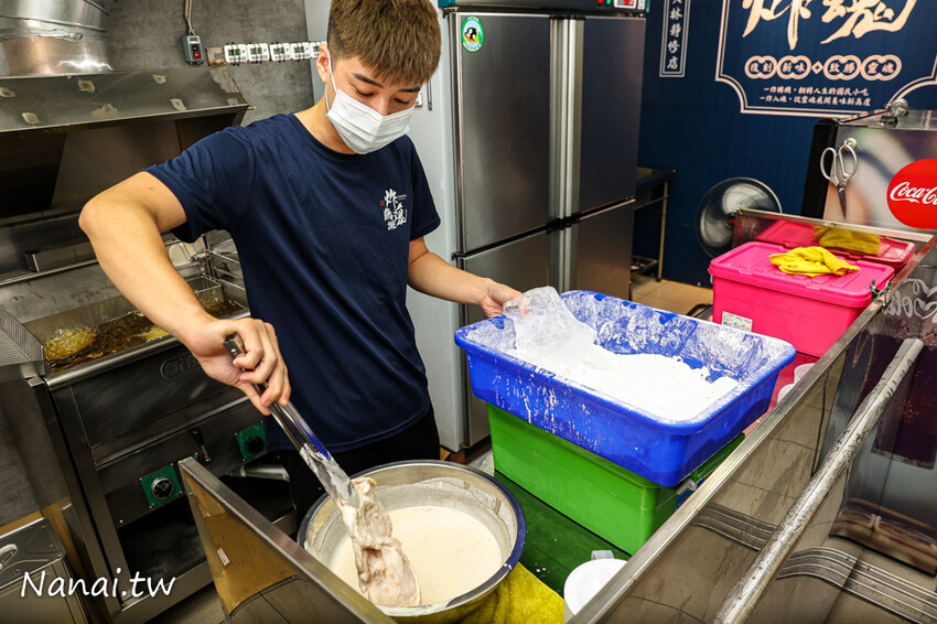 肉厚又多汁，咬下還會燙嘴！這家雞排還可選脆皮或傳統皮