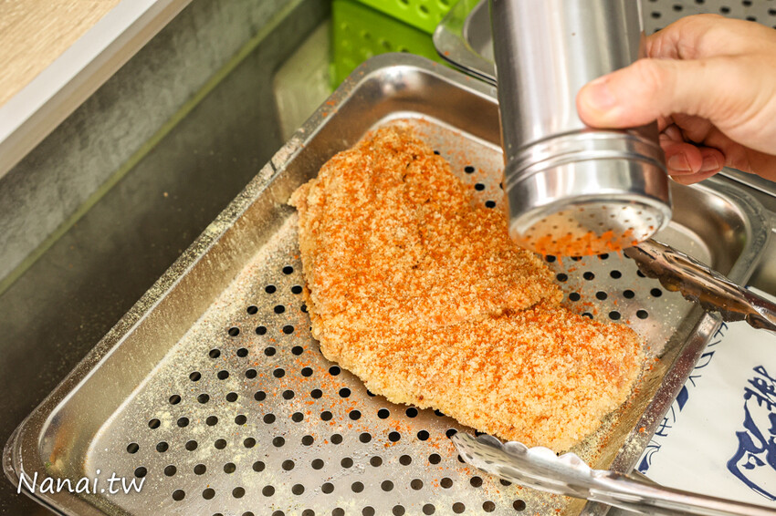 肉厚又多汁，咬下還會燙嘴！這家雞排還可選脆皮或傳統皮