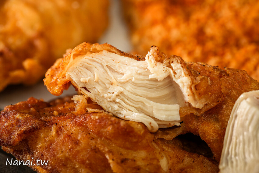 肉厚又多汁，咬下還會燙嘴！這家雞排還可選脆皮或傳統皮