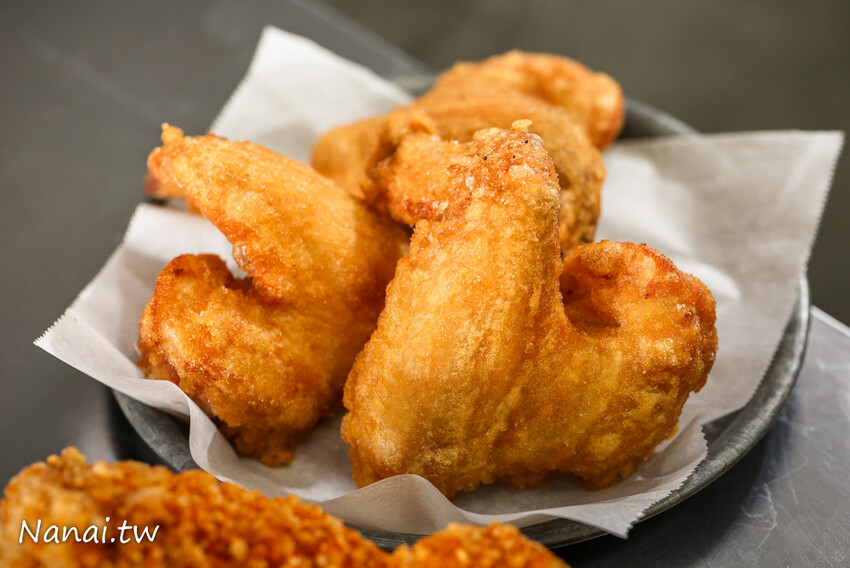 肉厚又多汁，咬下還會燙嘴！這家雞排還可選脆皮或傳統皮