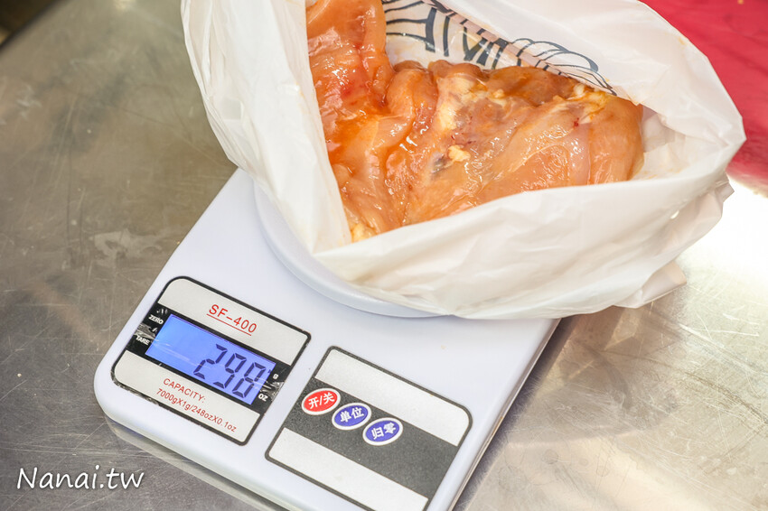 肉厚又多汁，咬下還會燙嘴！這家雞排還可選脆皮或傳統皮