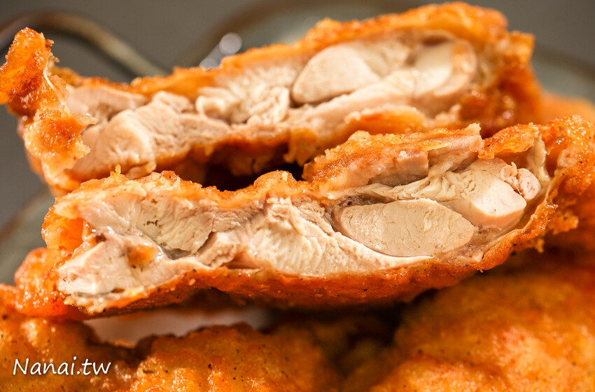 肉厚又多汁，咬下還會燙嘴！這家雞排還可選脆皮或傳統皮