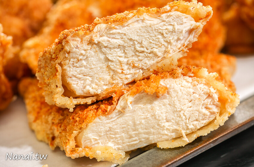 肉厚又多汁，咬下還會燙嘴！這家雞排還可選脆皮或傳統皮