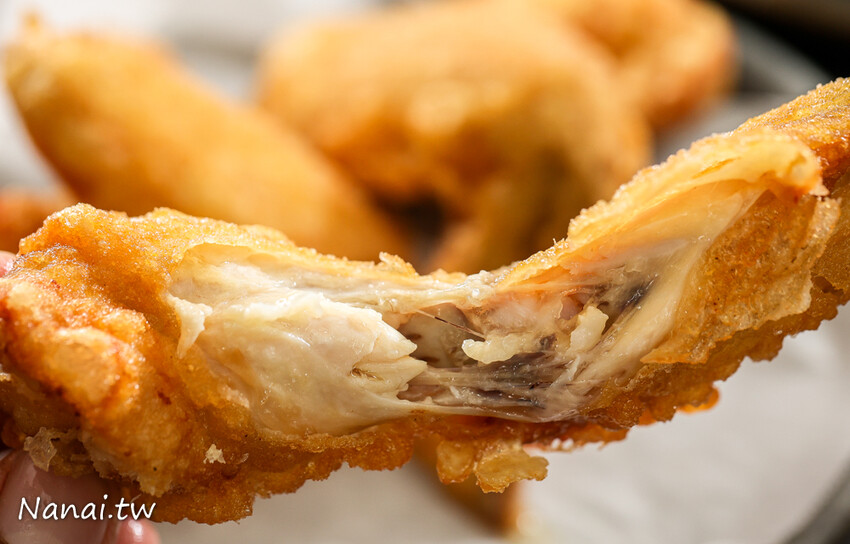 肉厚又多汁，咬下還會燙嘴！這家雞排還可選脆皮或傳統皮