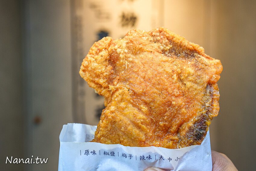 肉厚又多汁，咬下還會燙嘴！這家雞排還可選脆皮或傳統皮