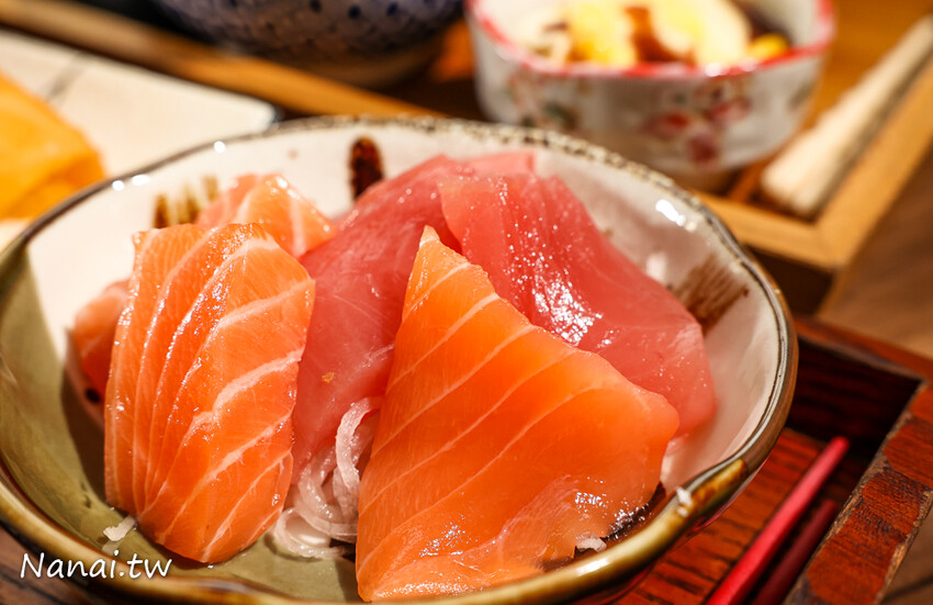 日式定食幾乎兩百有找，還有拉麵99元每日限量！免服務費.價格佛心CP值高，顛峰時間人潮不間斷