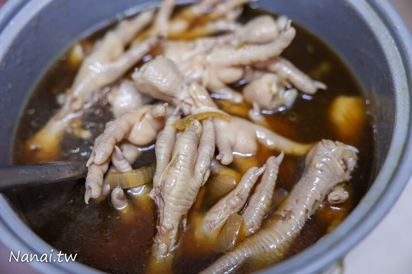 日式定食幾乎兩百有找，還有拉麵99元每日限量！免服務費.價格佛心CP值高，顛峰時間人潮不間斷