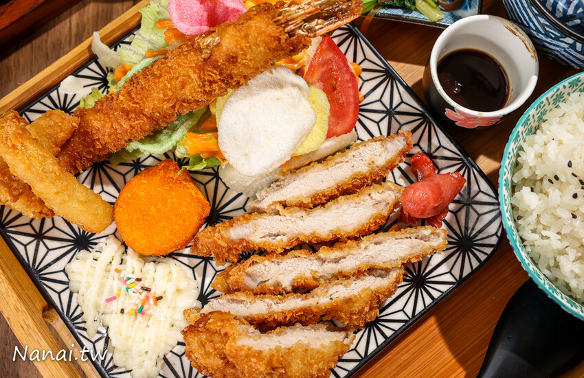 日式定食幾乎兩百有找，還有拉麵99元每日限量！免服務費.價格佛心CP值高，顛峰時間人潮不間斷