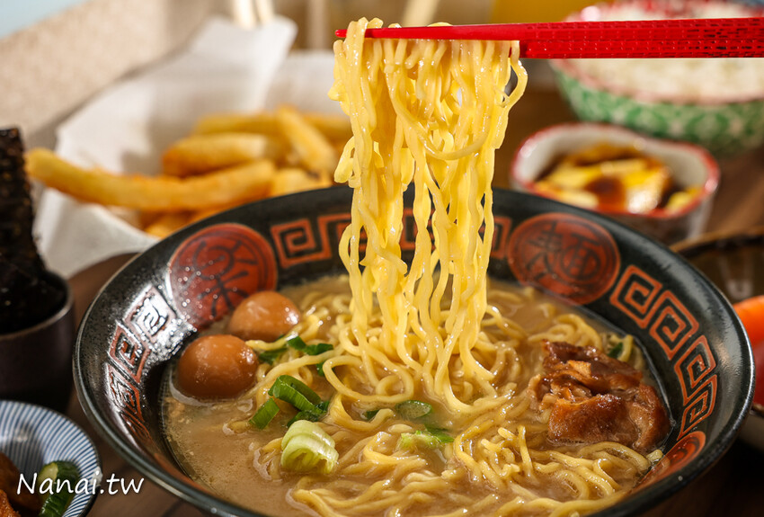 日式定食幾乎兩百有找，還有拉麵99元每日限量！免服務費.價格佛心CP值高，顛峰時間人潮不間斷