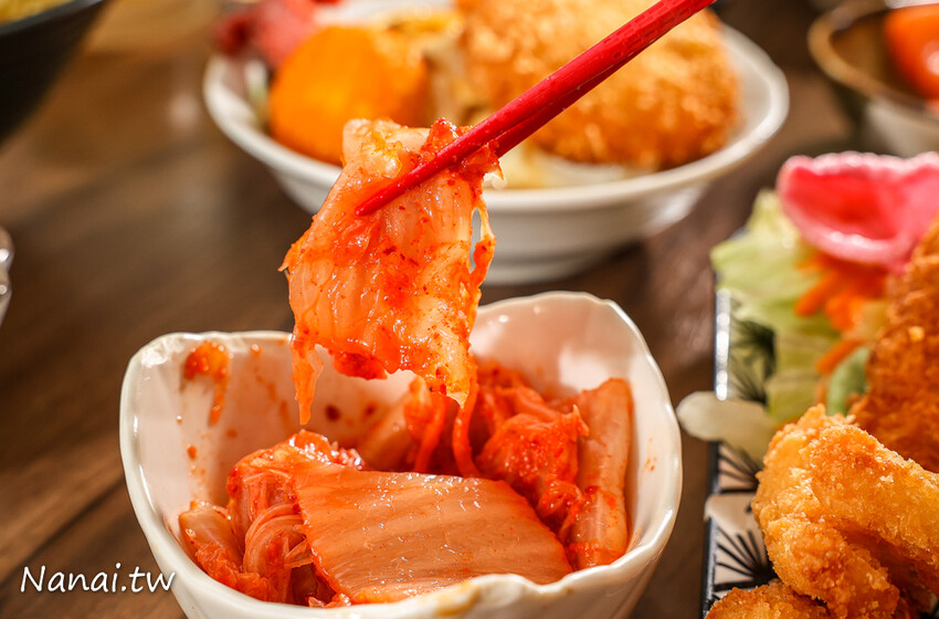 日式定食幾乎兩百有找，還有拉麵99元每日限量！免服務費.價格佛心CP值高，顛峰時間人潮不間斷