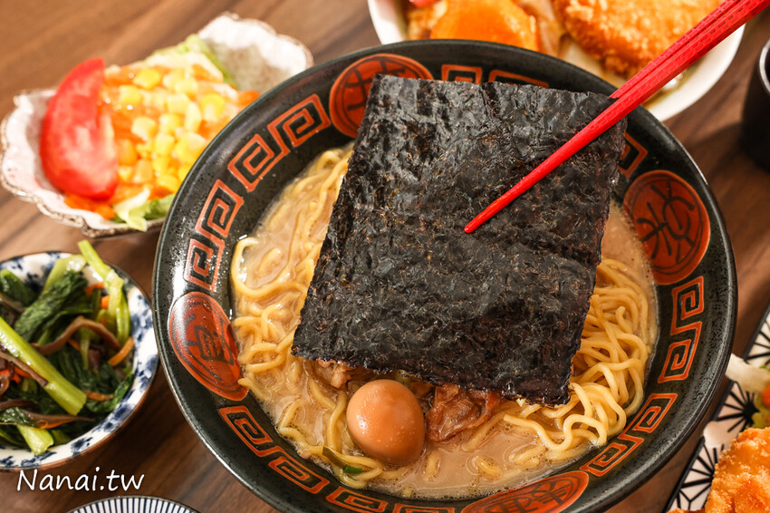 日式定食幾乎兩百有找，還有拉麵99元每日限量！免服務費.價格佛心CP值高，顛峰時間人潮不間斷