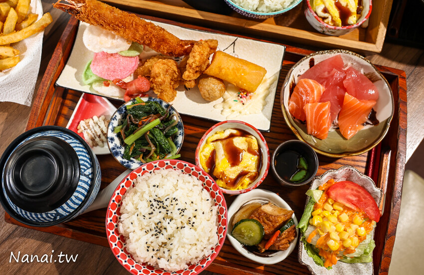 日式定食幾乎兩百有找，還有拉麵99元每日限量！免服務費.價格佛心CP值高，顛峰時間人潮不間斷