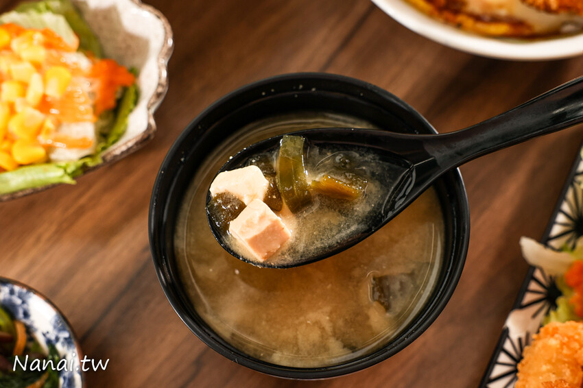 日式定食幾乎兩百有找，還有拉麵99元每日限量！免服務費.價格佛心CP值高，顛峰時間人潮不間斷