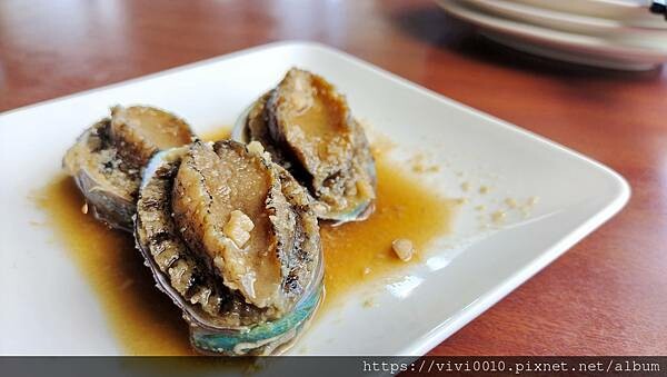 新北.貢寮-新鮮的海味搭配上美麗的海景~滷鮑魚、海鮮米粉都超讚!!還可以喝咖啡看海景